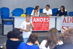 Etapa da assembleia descentralizada em Niterói, no campus da Praia Vermelha 