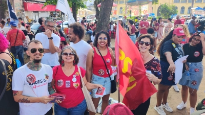 Docentes, estudantes e técnicos da UFF ocupam as ruas de Niterói em defesa da democracia e em apoio a Lula