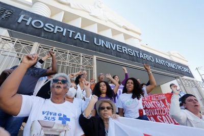 Ato em frente ao Hospital Universitário Antonio Pedro, em Niterói, na segunda (19)