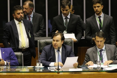 Ao centro, o presidente da Câmara dos Deputados, Rodrigo Maia, durante sessão no Legislativo