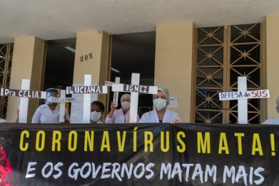 Ato em frente ao Hospital Universitário Antonio Pedro, organizado pelo Sintuff, denuncia mortes de servidores pela covil-19