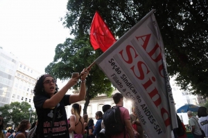 Docente da UFF durante manifestação no Rio nos protestos contra as reformas de Temer em 30 de junho