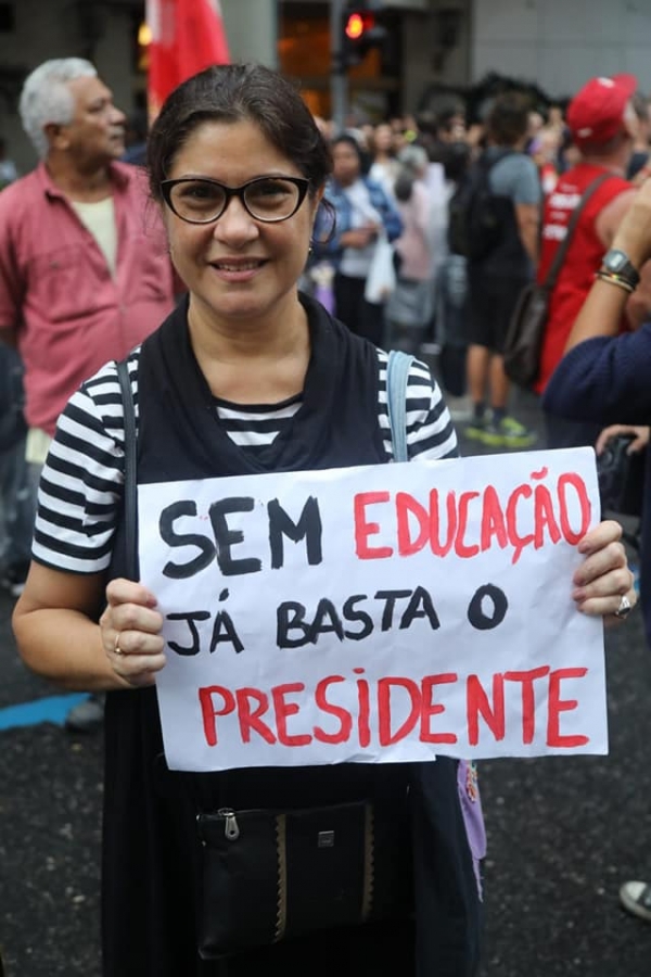 Candelaria é tomada no Rio por multidão em defesa da Educação e da Previdência públicas