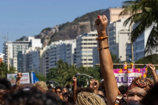 Momento da Marcha das Mulheres Pretas, realizada em julho de 2024, na Praia de Copacabana (RJ)