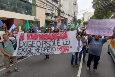 Em dia de paralisação nacional de 24h em defesa do piso da categoria, Enfermagem volta para as ruas do Rio