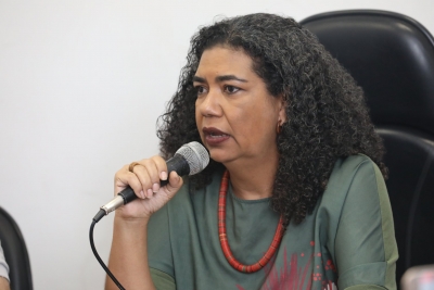 Em destaque, Simone Silva - doutora em Educação pela UFRJ, ao participar do primeiro dia de debate promovido pela Aduff 