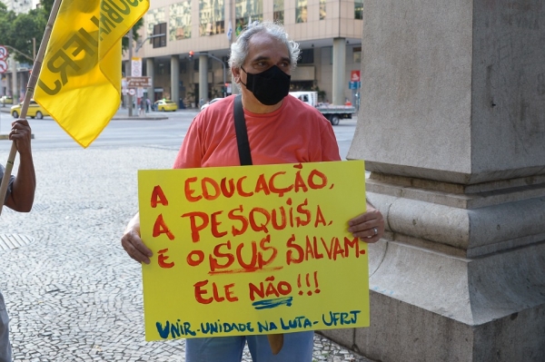 Bolsonaro anuncia revogação de decreto que levaria à privatização do SUS