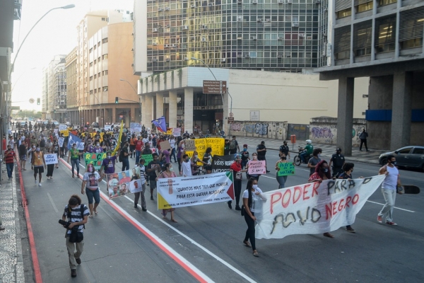 Ato em Niterói critica racismo estrutural na sociedade brasileira