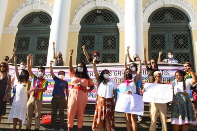 A vereadora Benny Briolly (Psol) ao centro, em ato de resistência com ativistas LGBTQIA+, em frente à Câmara de Niterói