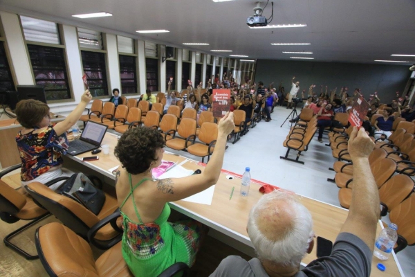 Assembleia aprova adesão à paralisação nacional da educação (18M) e indicativo de greve docente na UFF