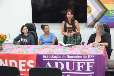 Luta feminista contra Bolsonaro e fascismo é destacada na abertura do I Encontro de Mulheres da UFF