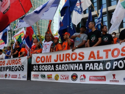 Manifestantes em São Paulo, na av. Paulista, em frente à sede do Banco Central na capital paulista