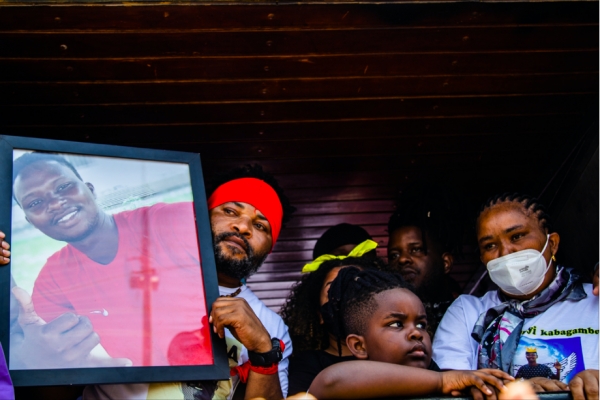 Mãe e outros familiares do jovem congolês, no ato na orla da Barra da Tijuca, no Rio