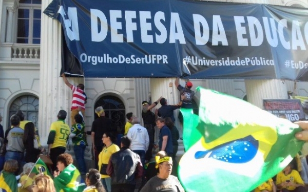 Manifestantes favoráveis a Bolsonaro arrancam faixa &#039;Em Defesa da Educação&#039; da fachada da UFPR