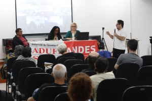 O professor Carlos Augusto na assembleia, ao apresentar os dados referentes às contas da greve