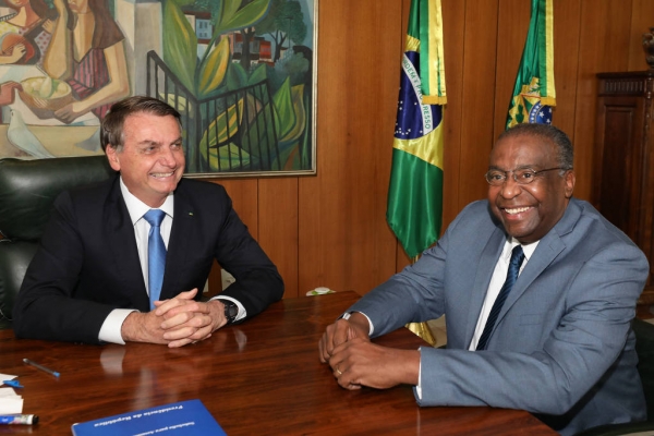 O presidente Jair Bolsonaro e o então ministro da Educação, Carlos Decotelli, logo após a nomeação