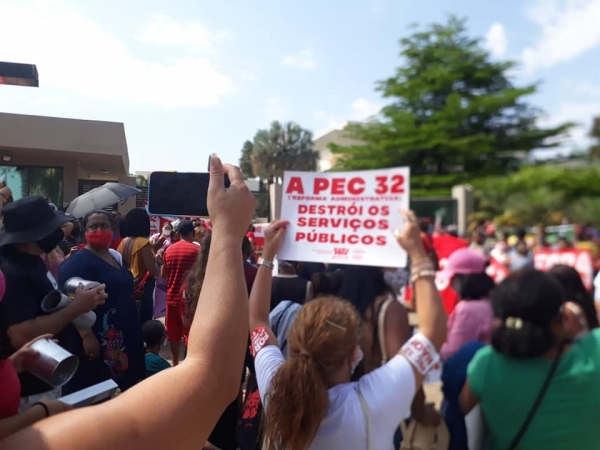 Manifestação em Brasília, em frente ao condomínio de luxo da mansão de Flávio Bolsonaro