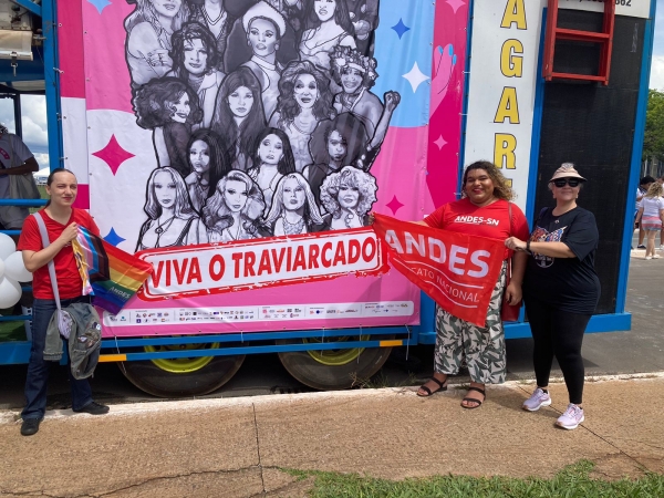 Representantes da Aduff e do Andes-SN no ato da Visibilidade Trans em Brasília, no domingo (28)