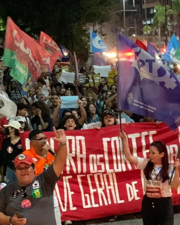 Educação de Macaé também ocupou as ruas contra os cortes orçamentários de Bolsonaro