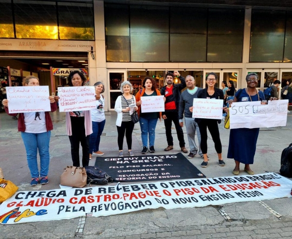 Ato apoia greve e convida população a cobrar do governo estadual respostas à educação pública