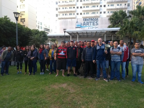 Com salários atrasados, terceirizados da Croll decretaram greve nesta quarta (10), na UFF Niterói