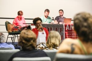 A professora Sonia Lúcio fala durante a assembleia, que começou por Niterói