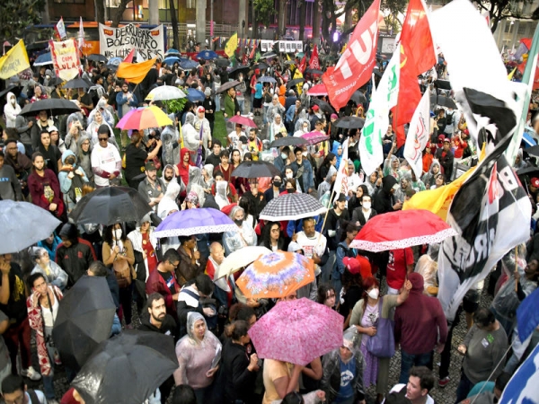 Manifestação no Centro do Rio, mantida apesar da forte chuva que caiu sobre a cidade