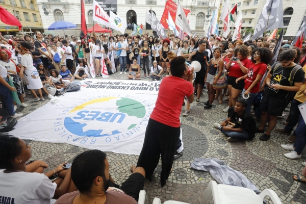 Manifestação na Cinelândia, no Centro do Rio, pela revogação do Novo Ensino Médio 