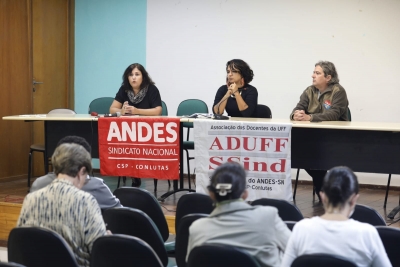 Na mesa com Kate Lane, presidente da Aduff, a professora Eblin Faraje e o professor Luiz Rojo no debate na abertura da assembleia