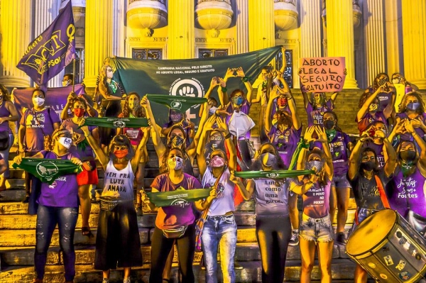 No Dia de Luta pela Descriminalização do Aborto (28), cariocas realizaram atos nas escadarias da Alerj