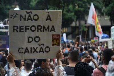 Manifestante durante ato no dia 15 de maio, no Rio