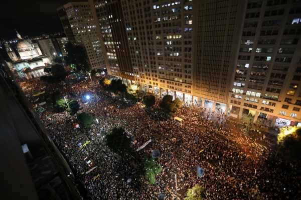 Na imagem do alto, as dimensões do seguramente o maior ato público no Rio desde os protestos de 2013