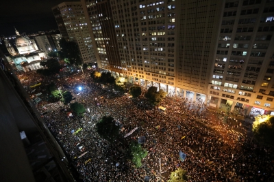 Na imagem do alto, as dimensões do seguramente o maior ato público no Rio desde os protestos de 2013