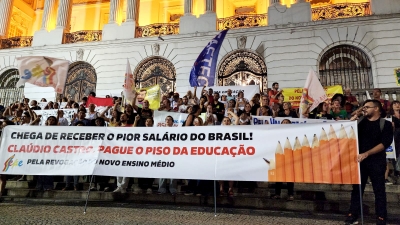 Momento em que os trabalhadores da Educação protestam nas escadarias da Câmara Municipal do Rio de Janeiro 