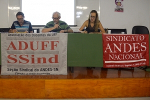 Assembleia descentralizada em Niterói, no campus do Gragoatá