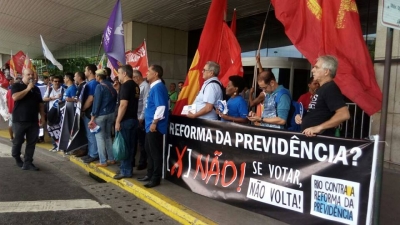 Dia de protestos contra PEC da Previdência começa no Rio com ato no aeroporto