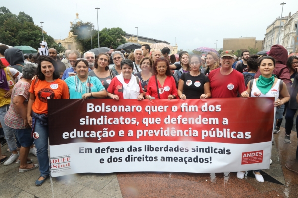 Docentes na manifestação em defesa da Educação Pública e contra a reforma da Previdência do dia 15 de maio