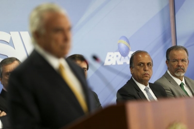Momento em que Temer assinou decreto de intervenção federal no Estado do Rio, sob os olhares do governador do Estado e do então Ministro da Defesa.