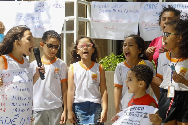 Crianças, mães, pais e responsáveis e educadores participaram do ato em Niterói