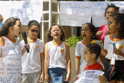 Crianças protagonizam ato em Niterói por mais creches e estrutura e educadores nas escolas