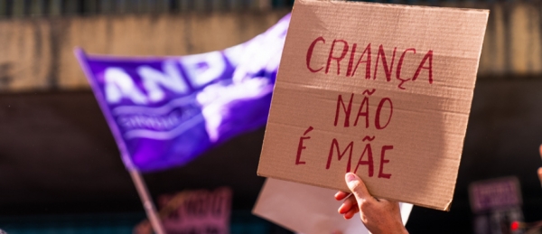 Protestos desaceleram votação de PL que equipara aborto a homicídio, mas proposta segue em pauta