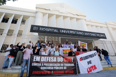 Manifestação em frente ao Hospital Universitário Antonio Pedro, em Niterói