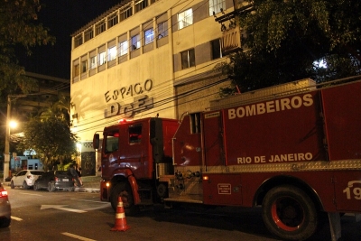 Veículo do Corpo de Bombeiros em frente ao DCE, na noite desta sexta (6)
