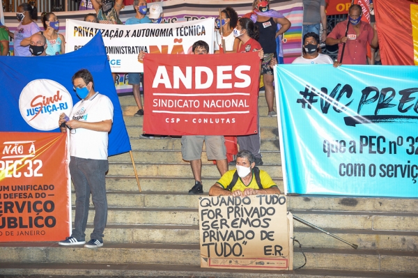 Manifestantes nas escadas da Câmara de Vereadores do Rio, na Cinelândia, no ato realizado na quarta (30)