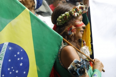 Manifestante indígena no ato no Centro do Rio, na quarta-feira (7)