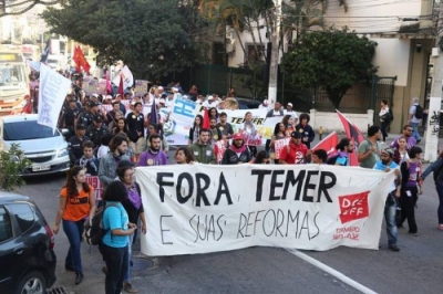 Dia de greve e protestos contra as reformas teve passeata pela manhã em Niterói
