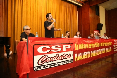 Professor da Uerj, Guilherme Vargues fala em ato em defesa do funcionalismo estadual organizado pela CSP-Conlutas