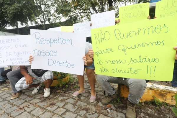 Manifestação de terceirizados, no campus da UFF no Gragoatá, em abril de 2019