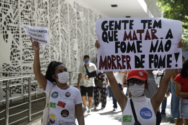 Com mote “Bolsonaro Nunca Mais”, ato percorreu ruas do centro do Rio neste sábado, 9 de abril