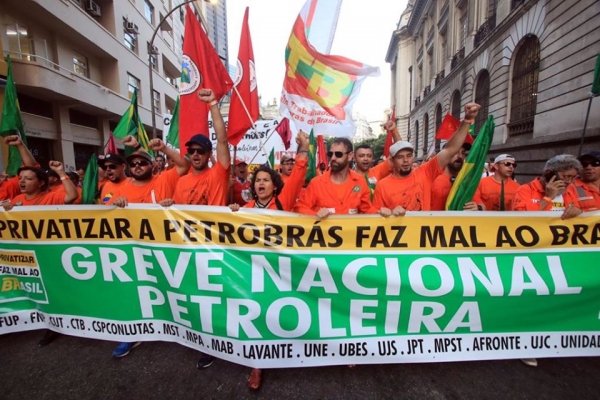 Ato em apoio aos petroleiros movimentou o Centro do Rio na tarde desta terça-feira (18).